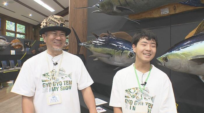 孔伽さんの師匠、魚類剥製作家の小川貴光さん（左）