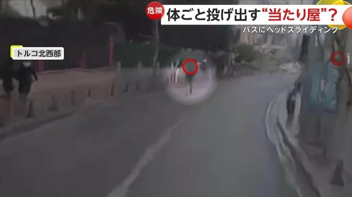 道の先で待ち構えるように立っていた男(IHA)