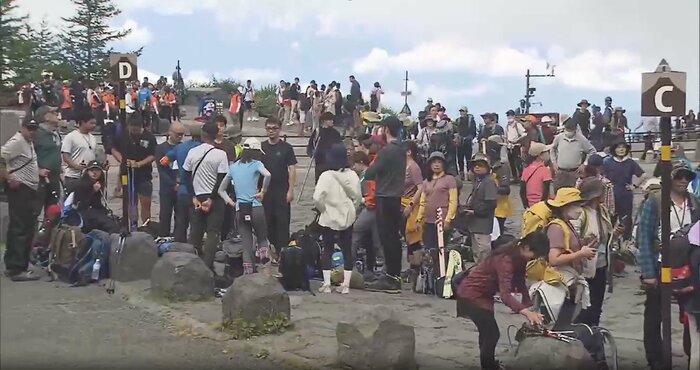 登山客で混みあう5合目