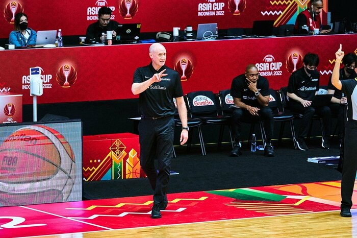 厳しい檄を飛ばし、チームを勝利へ導いたトム・ホーバスHC(C)FIBA