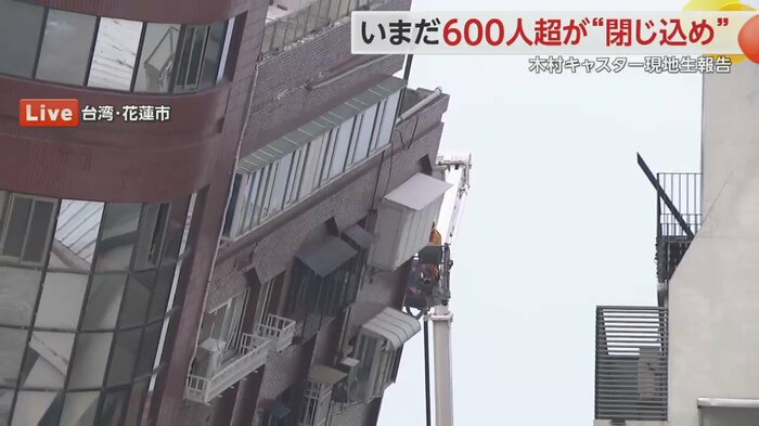 右側にあるクレーンには専門家が乗っている