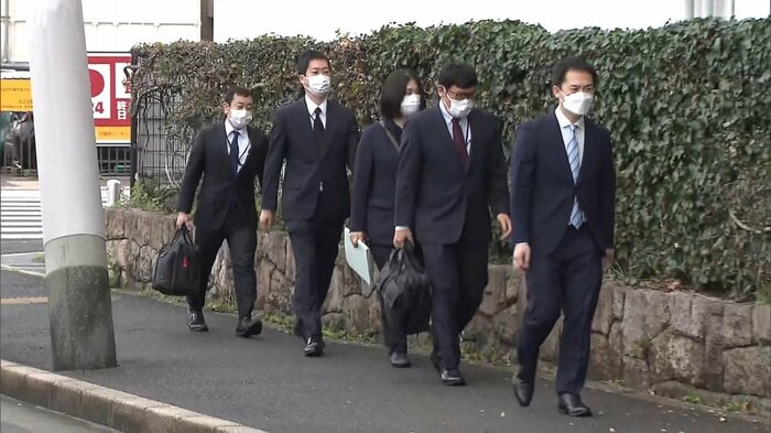 ガーシー容疑者の実家に入る警視庁の捜査員(午前8時ごろ 兵庫・伊丹市)
