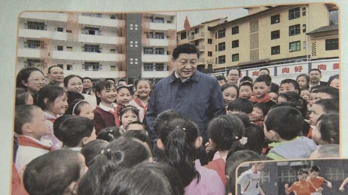 小学校の教材では習近平国家主席が児童らと触れあう写真も多数掲載されている