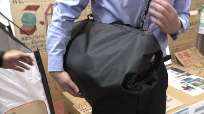 防水リュックを使うと肩掛けして水を運ぶことができる