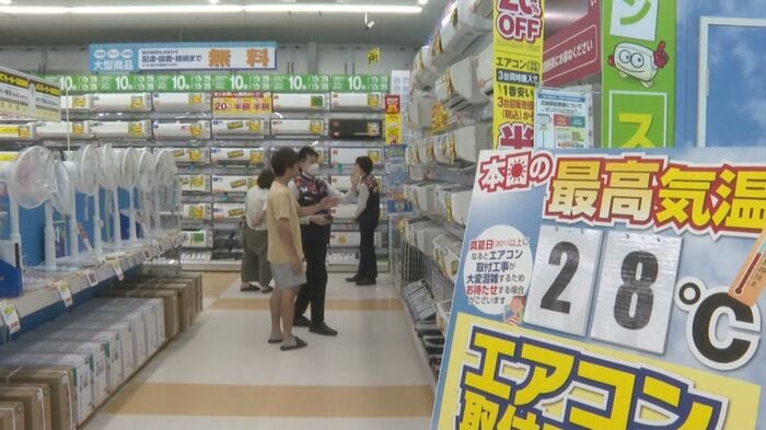 売り場でエアコン購入を検討する来店客