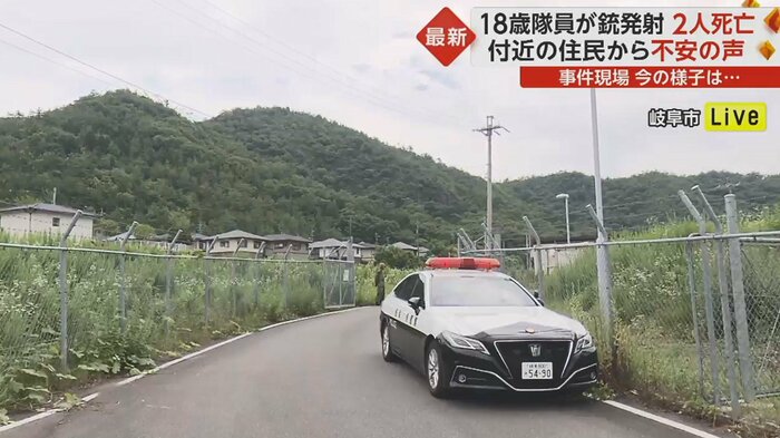 三方を山に囲まれ、すぐ側には民家が建ち並ぶ
