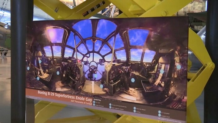 エノラ・ゲイの近くにはコックピット内の展示