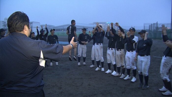 始球式の実施を喜ぶ仲閒たち(画面中央)飛び跳ねて喜ぶ南選手