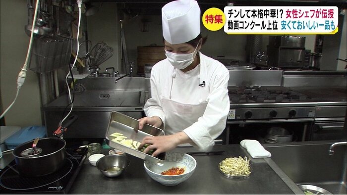 ニンニクや豆板醤を入れた器に、一口大に切った野菜を入れる