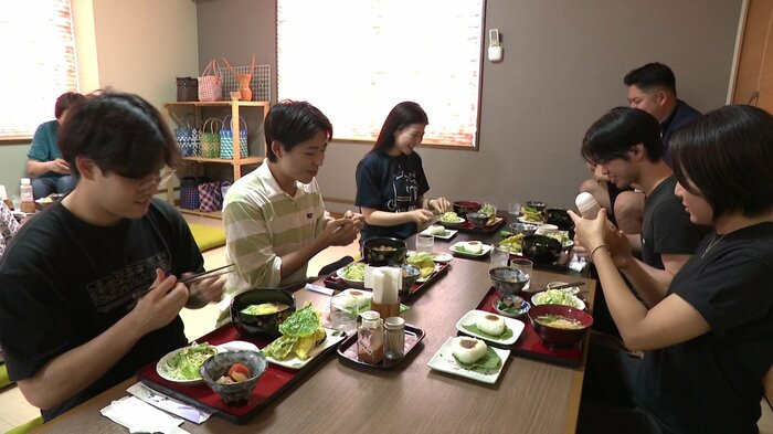 秋田・大仙市の農家レストランで食事を楽しむアメリカ・ボストンで学ぶ学生たち（7月）