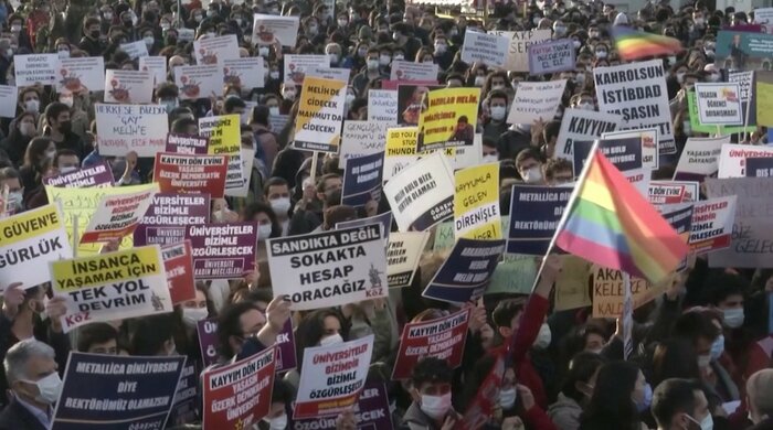 「政府が決めた学長は辞任しろ」と抗議する学生や教授たち