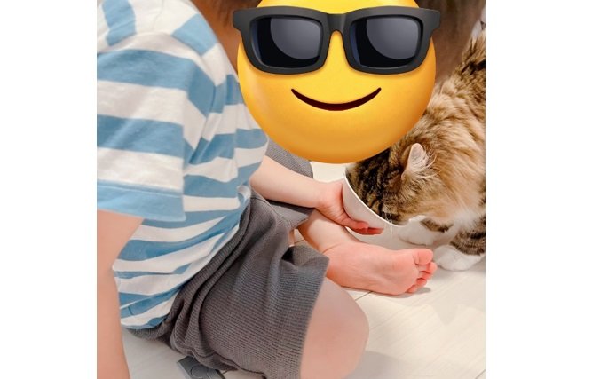 ルーナちゃんにおやつをあげる息子さん