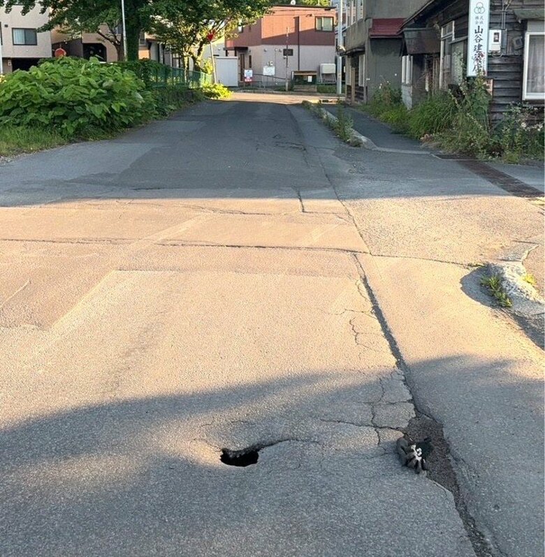 【なぜ陥没？】『道路の表面に穴ぼこがある』車道に”15～20センチの穴”…さらにその下には約1立方メートルの空洞が存在＿ケガ人なし＿市が原因究明進める〈北海道小樽市〉｜FNNプライムオンライン