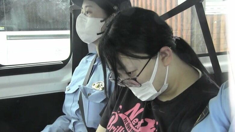 夫がボンネットにしがみついたまま車を発進 約180m走行し転倒させ重傷 35歳女逮捕 自宅で口論後 群馬・館林市|FNNプライムオンライン
