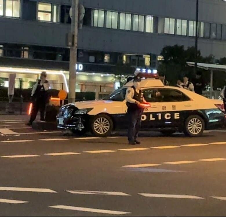 パトカーに車を当て逃走　窃盗事件の容疑車両　警察官の目の前で急発進し衝突　逃げた車は別の警察署管内で乗り捨て　大阪・天王寺区｜FNNプライムオンライン