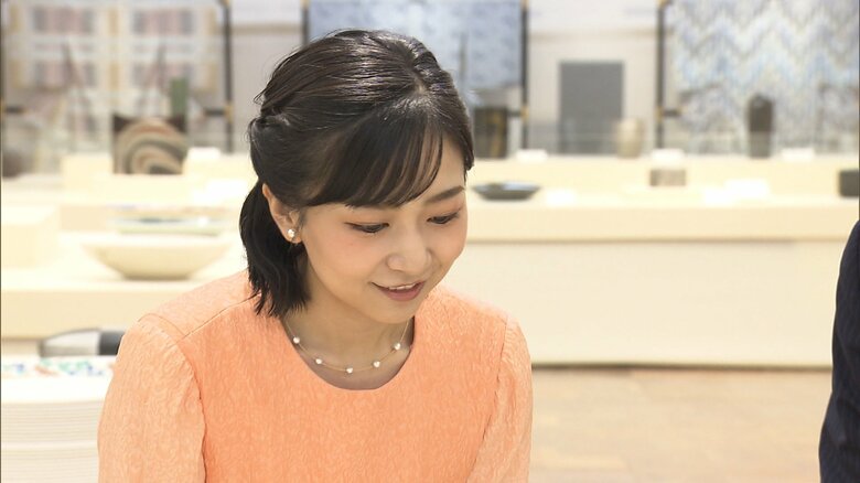 爽やかなオレンジの装いで　佳子さま小室眞子さんから引き継いだ日本工芸会の展示会をご鑑賞｜FNNプライムオンライン