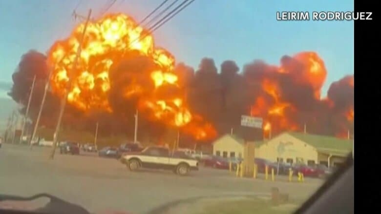 噴き上がる炎と黒煙…貨物機が離陸直後に墜落・炎上　“8km圏内”の住民には屋内への避難呼びかけ　アメリカ・ケンタッキー州｜FNNプライムオンライン