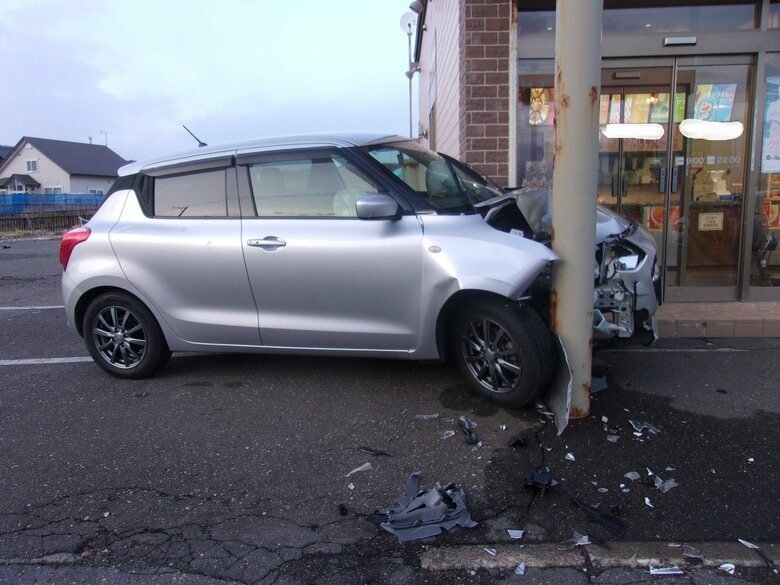 【画像あり】70代女性が運転する乗用車が弁当店の看板の支柱に突っ込む「アクセルとブレーキを踏み間違えた」助手席の夫含めてケガなし＿警察「駐車するときと発進させるときは慎重な運転操作を」北海道新ひだか町｜FNNプライムオンライン