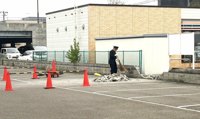 【速報】パチンコ店の駐車場で車がブロック塀を突き破る＿車同士の衝突事故のあとブロック塀を突き破ったか＿運転手が頭を打撲〈北海道札幌市〉｜FNNプライムオンライン