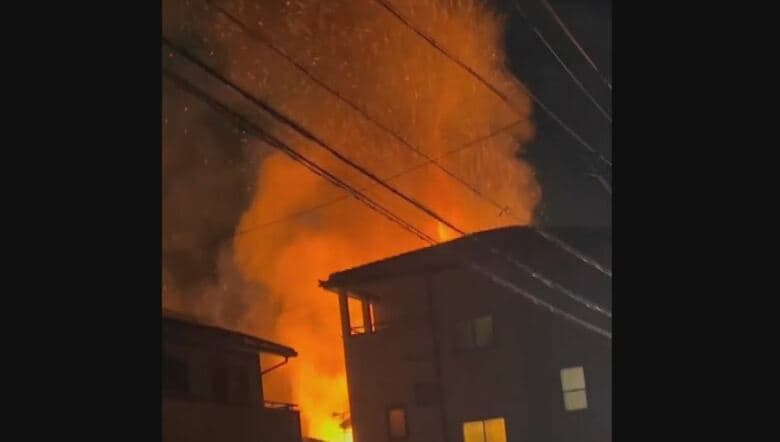 「仏壇が燃えている」お盆に火事相次ぎ2人死亡　ろうそくや線香など火の扱いに注意を　上田市で住宅が焼け、性別不明の1人の遺体　3人を病院に搬送　塩尻市の住宅火災でも女性が死亡　長野｜FNNプライムオンライン
