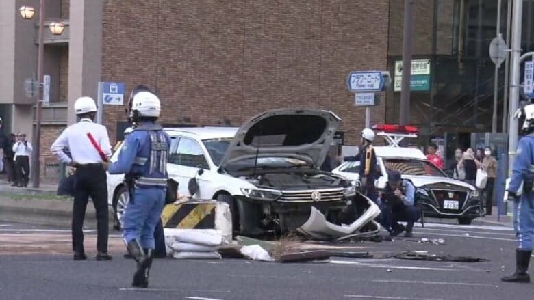 神戸・三宮の交差点３人死傷事故　運転の会社役員の男を鑑定留置　男は容疑を否認「覚えていない」　同乗者は「体調が突然悪くなり急発進」　安全に運転できる状態だったか詳細に鑑定か　神戸地検｜FNNプライムオンライン