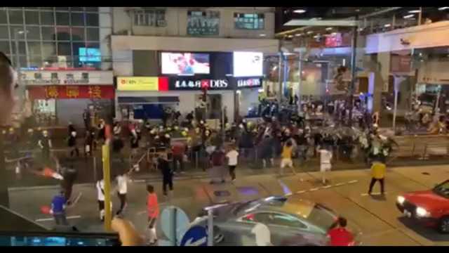 デモ隊を襲った謎の男たちは中国系のギャング?