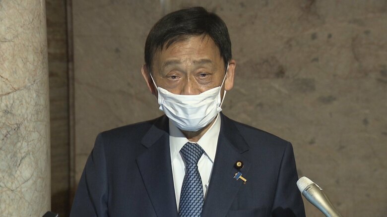 閣議後の記者会見に臨む末松文部科学大臣(17日午前 国会内)