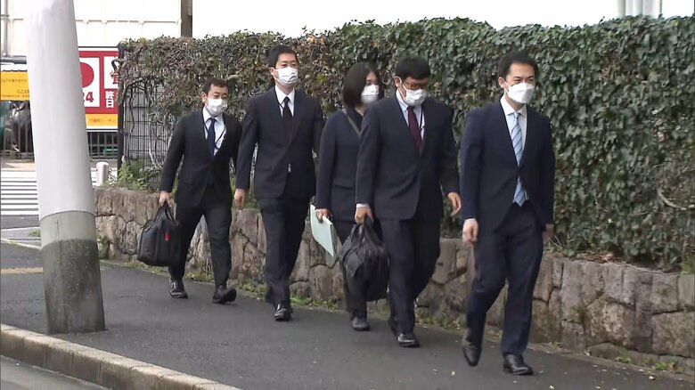 ガーシー容疑者の実家に入る警視庁の捜査員(午前8時ごろ 兵庫・伊丹市)