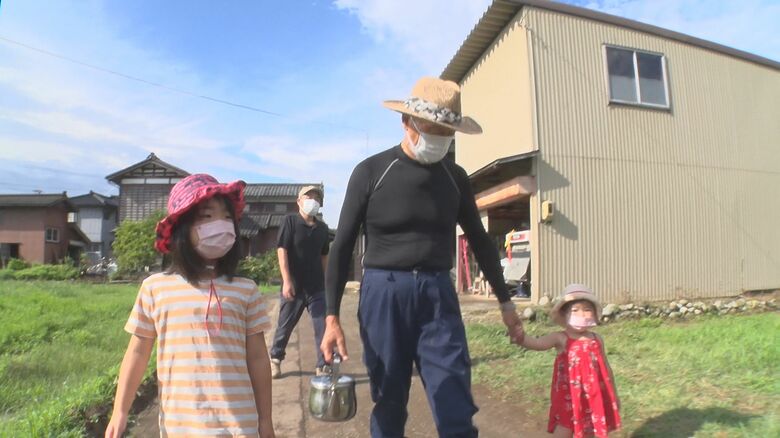 孫と歩く須貝さん
