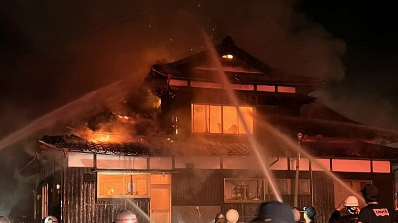 2階まで燃え上がる炎
