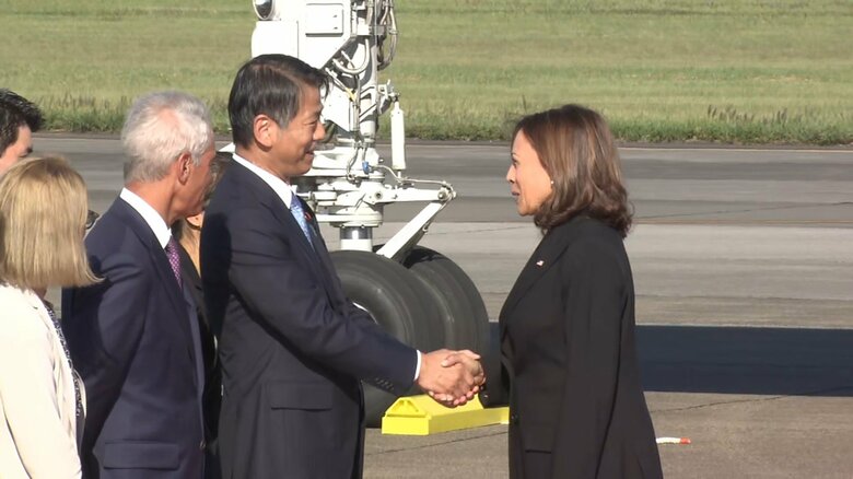 米軍横田基地に到着したハリス副大統領