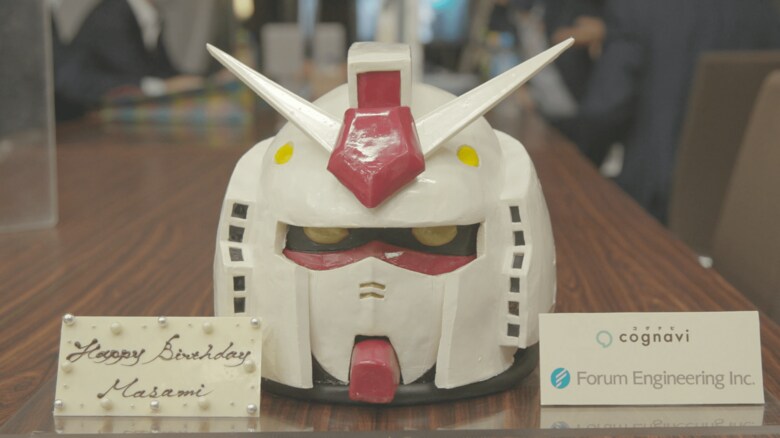 サプライズのケーキが登場。まさかのガンダム頭部を模したもの