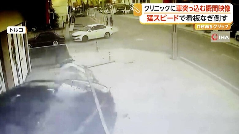 車が猛スピードで歩道に乗り上げ、建物に突っ込む瞬間（5月27日、トルコ・コジャエリ）⑥