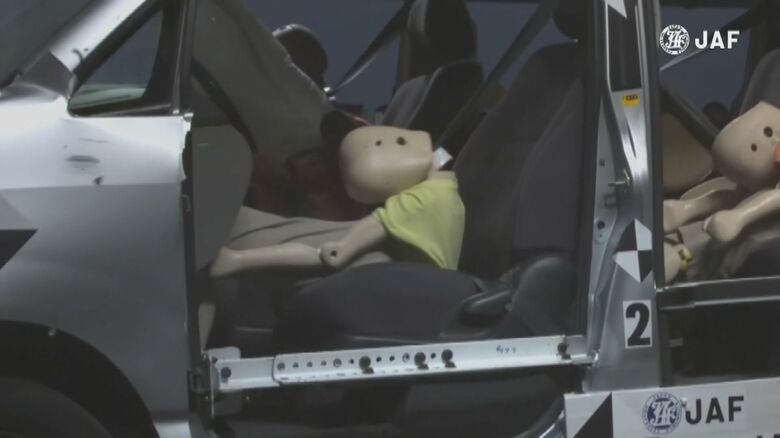 首にベルトが食い込む　提供:JAF