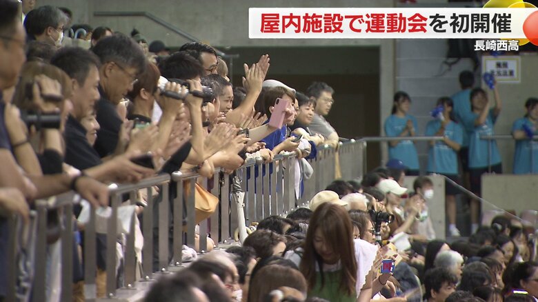 2階席から応援する保護者たち