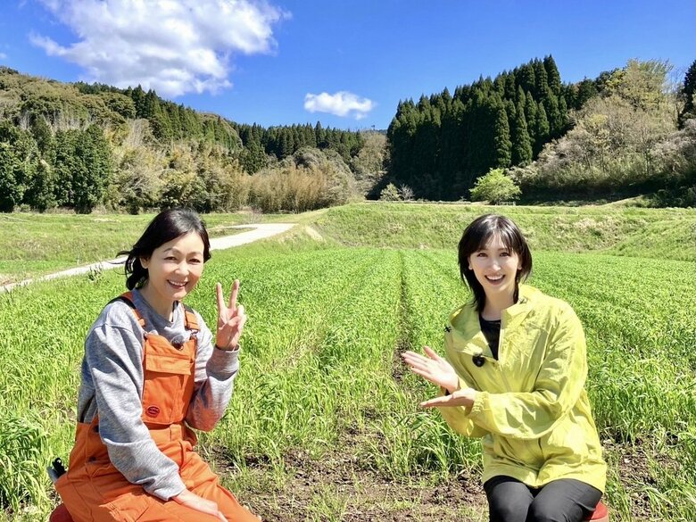 空の青さが美しい！ 左・財前直見さん　右：横山ルリカ情報キャスター