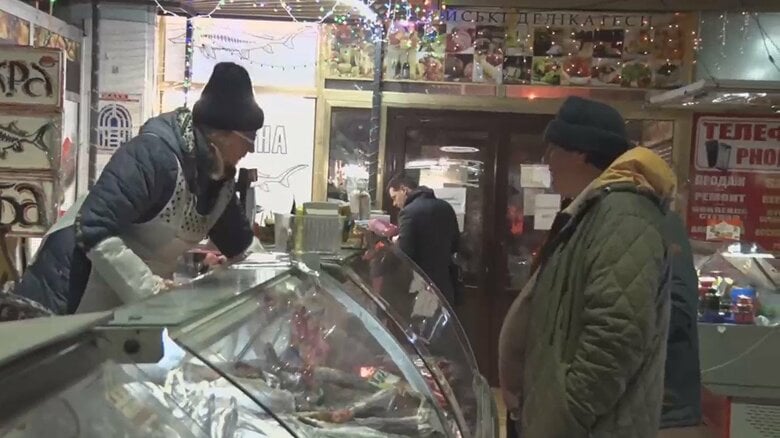 危機が高まっても多くの人が市場に訪れている