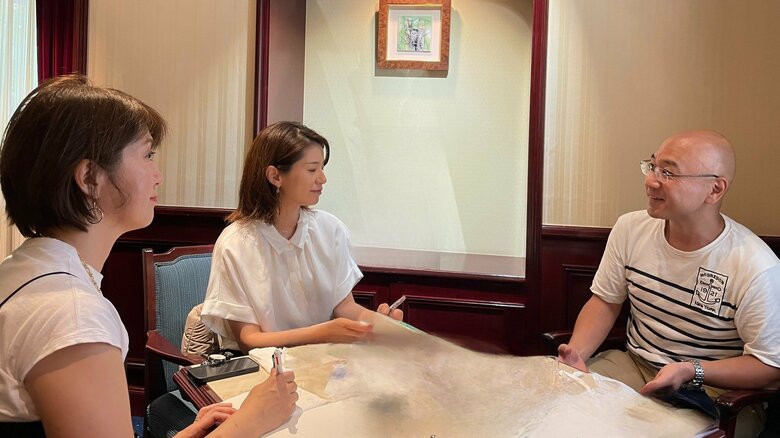 石井光太氏に話をうかがう佐々木恭子アナ（左）・遠藤玲子アナ（中央）