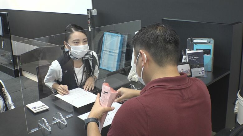 チェックインの受付をする飼い主の男性