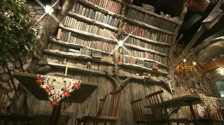 客席に迫るような本　読みたい本は本棚が動いて届けてくれる…という設定
