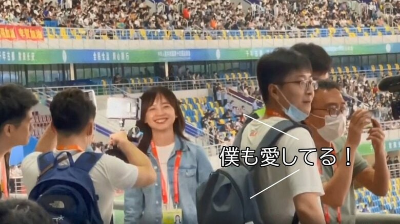 取材中もアイドル的存在　笑顔がキュートな王氷氷記者