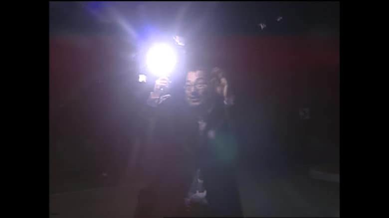 記者の周りにも群がる