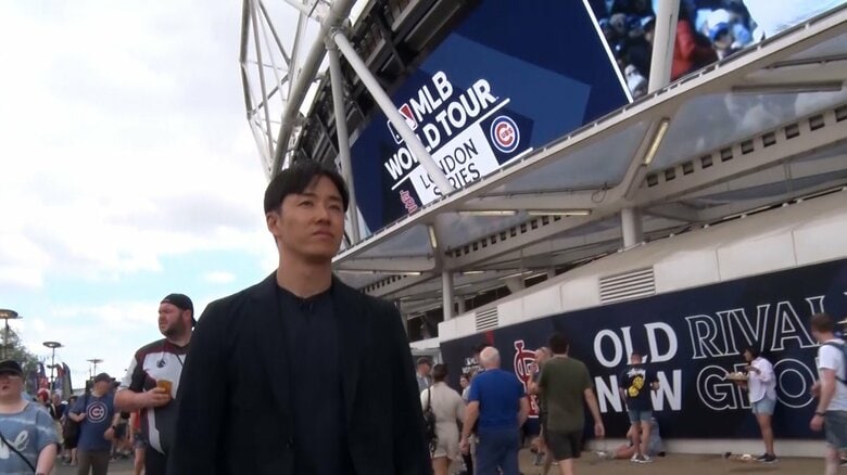 球場の外を歩く斎藤さん