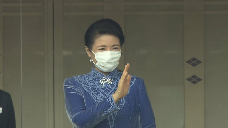 胸元に刺繍の施された、ロイヤルブルーのロングドレス姿の雅子さま