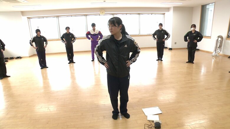 ビジュアルリーダー・菅原菜音さん（手前）を中心に動きを確認する部員たち