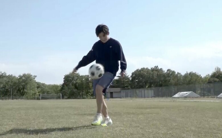 巧みなリフティングを披露する岩井明愛