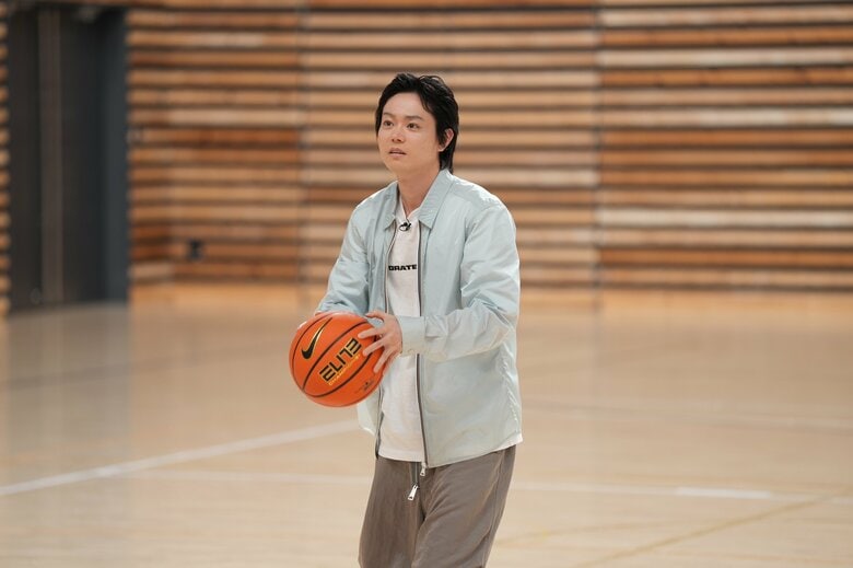 3ポイントシュートに挑む菅田将暉さん