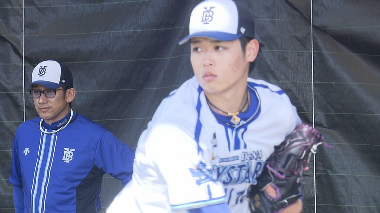 小園健太の投球を三浦監督も見つめる