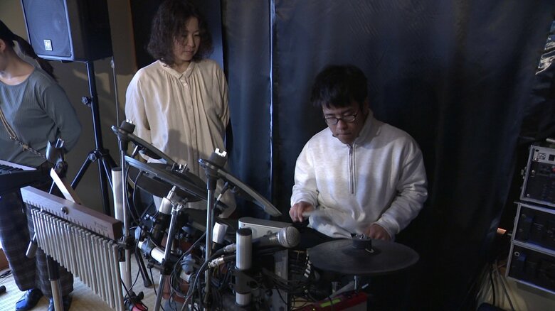 ドラム演奏に取り組む利用者