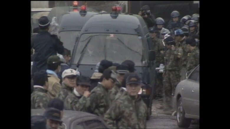 麻原彰晃こと松本智津夫元死刑囚を乗せて上九一色村の教団施設を出る車